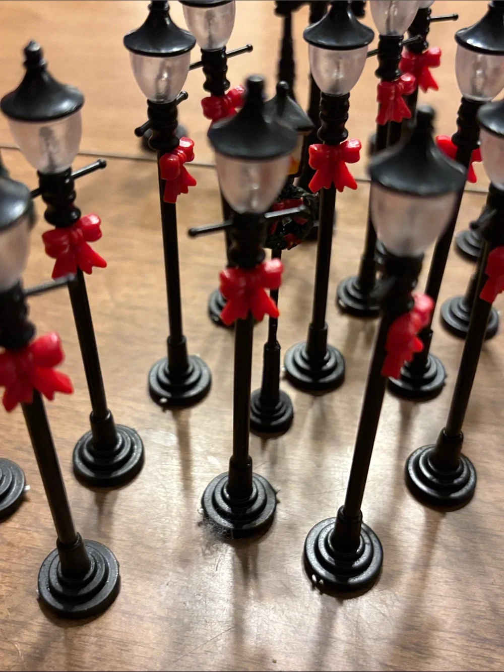 Holiday Black Street Lamp Miniatures with Red Bows DO NOT LIGHT UP
